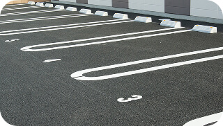 写真：医療モール駐車場、駅からのシャトルバスあり