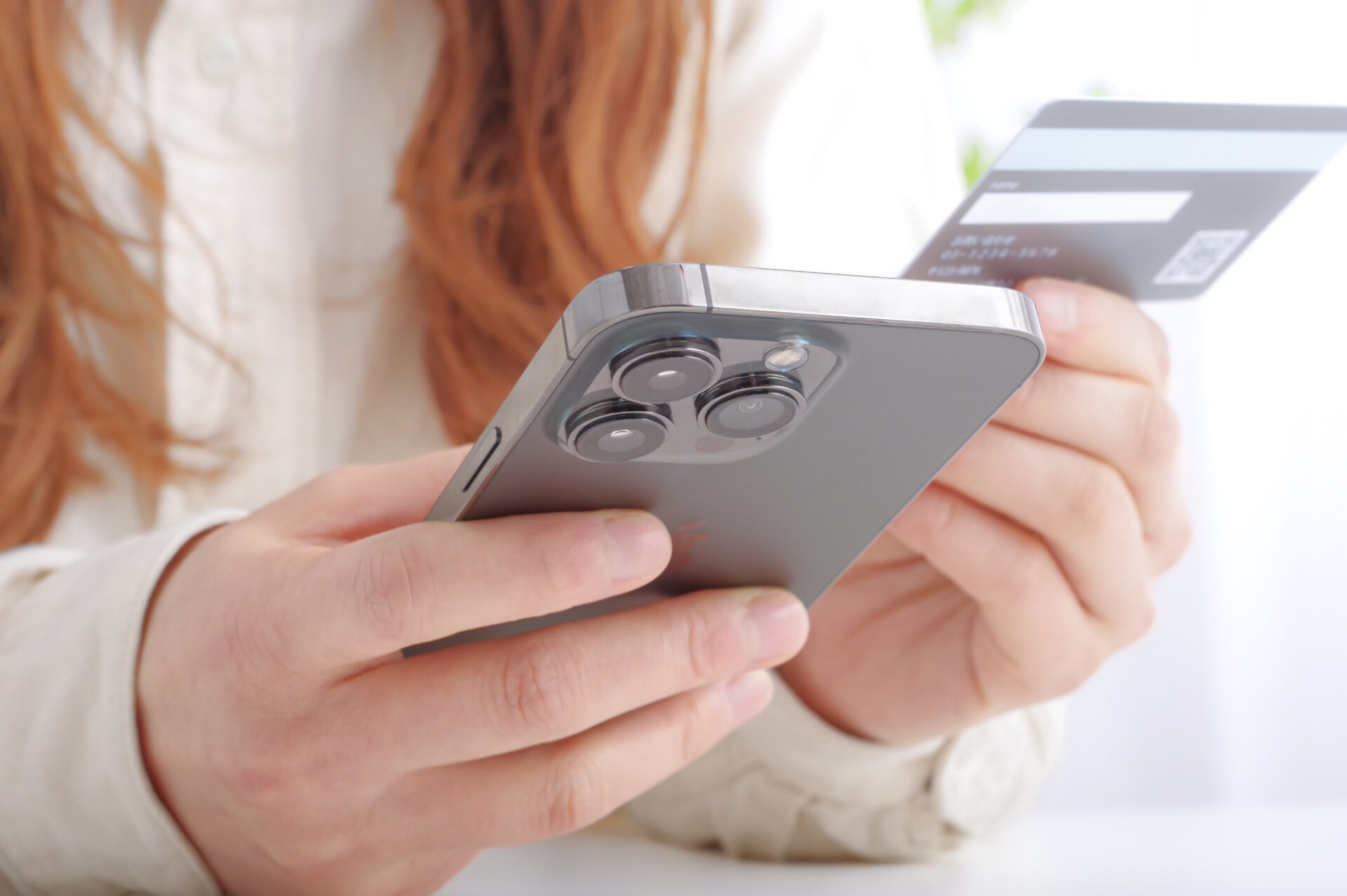 【画像】クレカ情報を入力する女性